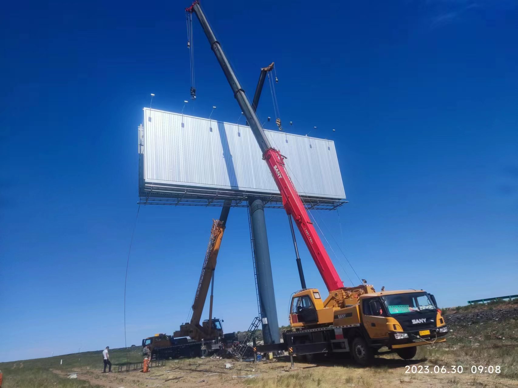 內(nèi)蒙古錫林郭勒三面翻擎天柱廣告牌順利完工